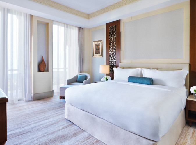 0020_Hotel Al Bustan Palace_ Ritz-Carlton_Oman_Schoene Aussichten Touristik_Executive Suite Mountain View - bedroom